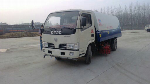 圖為工作人員對(duì)道路清掃車做送車前的檢查工作