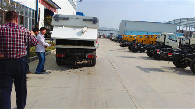 內(nèi)蒙客商正在參觀五十鈴<a href=http://www.877524.com/saoluche/ target=_blank class=infotextkey>掃路車</a>