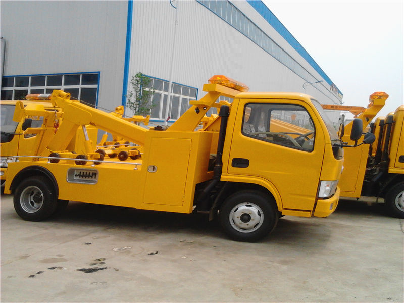 停在清障車車間外的小型拖吊型清障車，準(zhǔn)備隨時出口