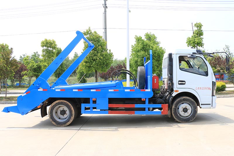 東風(fēng)大多利卡擺臂式垃圾車(chē)圖片3