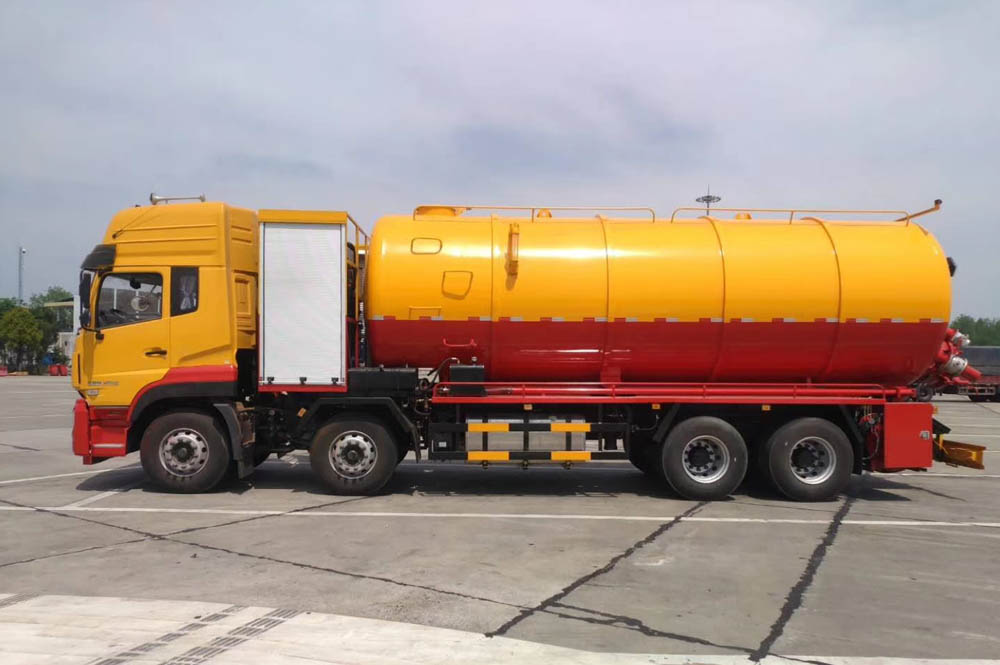 東風(fēng)天龍前四后八國六清洗吸污車帶副發(fā)動(dòng)機(jī)圖片2