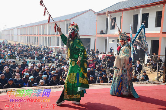 “人大代表號”大型流動(dòng)<a href=http://www.877524.com/wtc/ target=_blank class=infotextkey>舞臺(tái)車</a>駛進(jìn)李村鎮(zhèn)