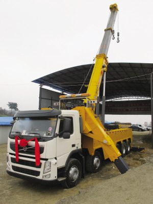 昨日，目前國內(nèi)最大噸位的道路<a href=http://www.877524.com/qzc/ target=_blank class=infotextkey>清障車</a>正式“落戶”貴陽。該清障車車價近300萬元，集吊裝、拖車于一體，最大起吊高度13.2米，最大拖牽重量54噸，最大起吊重量60噸，可安全快速地對交通事故中側(cè)翻的重型貨車、重型<a href=http://www.877524.com/ygc/ target=_blank class=infotextkey>油罐車</a>等進行起吊、救援和拖運，及時恢復(fù)現(xiàn)場交通。曾秦 攝