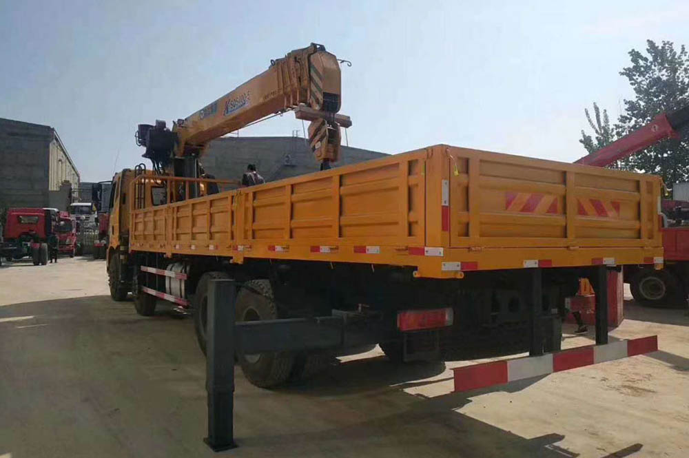 程力16噸J6前四后八解放隨車(chē)吊圖片4