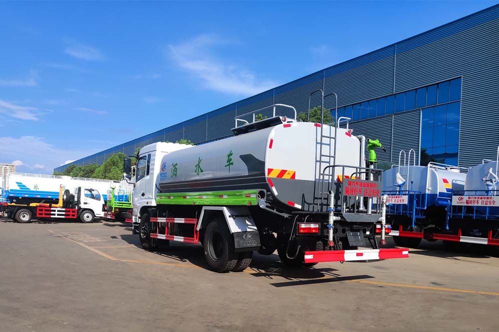 國(guó)六東風(fēng)專(zhuān)底13方灑水車(chē)圖片4