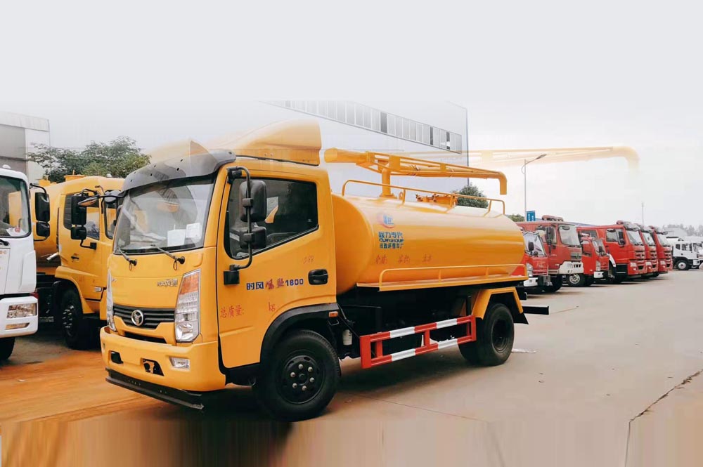 時(shí)風(fēng)風(fēng)馳5方吸糞車(chē)